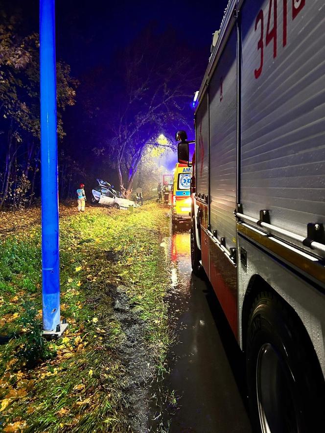 Poważny wypadek w Toruniu. Tak wyglądało auto po uderzeniu w drzewo