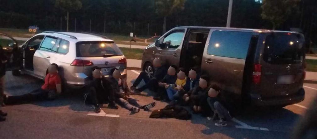 Przemycali cudzoziemców przez granicę