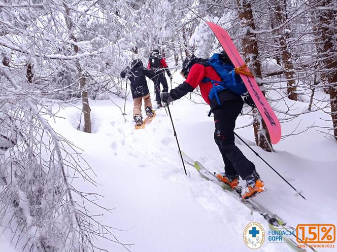 Ruszyli w ekstremalnie trudnych warunkach na pomoc 11-letniemu snowboardziście