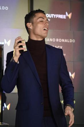 Cristiano Ronaldo prezentuje perfumy Legacy na lotnisku w Madrycie