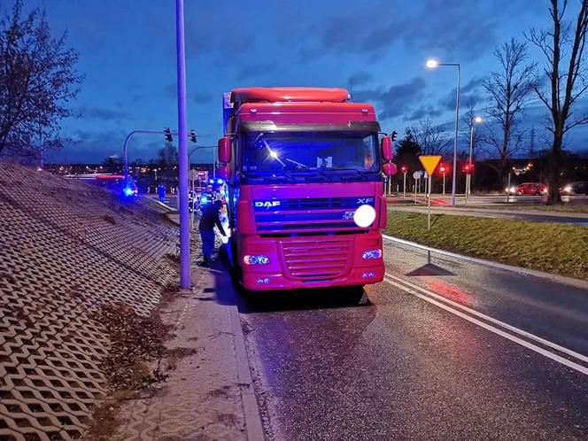 Groźny wypadek na ul. Nowotoruńskiej w Bydgoszczy. Jedna osoba trafiła do szpitala! [ZDJĘCIA]