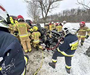 Fatalne warunki na drogach! Dwa auta wylądowały na dachu [ZDJĘCIA]