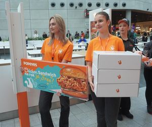 Tłumy na otwarciu Popeyes w Olsztynie. Rekordzista czekał w kolejce ponad 20 godzin