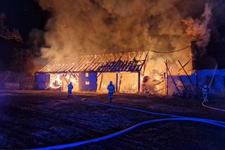 Ogromny pożar stodoły w Jarocinie. Straty oszacowano na 470 tys. zł! Służby podejrzewają podpalenie