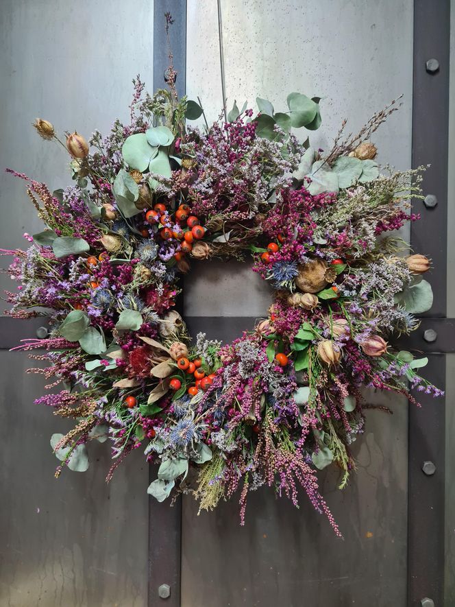 Chryzantemy wciąż drogie? Ekspert od kwiatów wyjaśnia, dlaczego ceny rosną i jak udekorować grób bez przepłacania