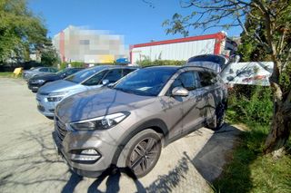 Policja odzyskuje skradzionego Hyundaia Tucson. Właściciel warsztatu z zarzutami