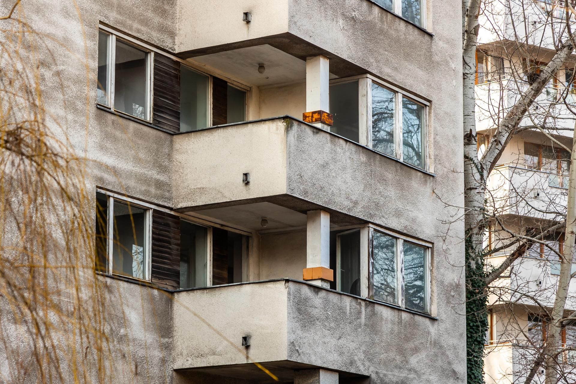 Szpiegowo, blok na Sobieskiego 100 w Warszawie