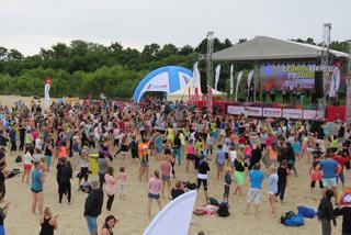 Niedzielny maraton zumby na plaży w Brzeźnie