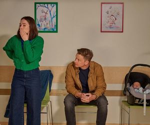 Na Wspólnej odc. 4065. Ania (Sonia Mietielica), Igor (Jakub Wesołowski), syn Jaś (Kazio Wierzbicki)