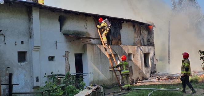 Gigantyczny pożar domu w Grudziądzu! Na miejscu 13 zastępów straży pożarnej [ZDJĘCIA]