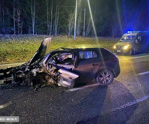 Z samochodów zostały wraki, dwie osoby ranne