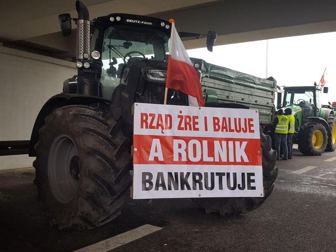 Lekceważenie władzy jest absolutne - skarżą się rolnicy protestujący na S5 koło Leszna. To jeden z większych protestów w kraju 