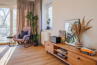 Mieszkanie z widokiem na Odrę. Romans granatu z szarością