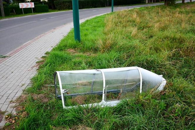 Oderwany fragment samolotu spadł na Krosno. Zaraz obok chodnika 