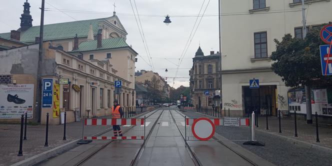 Kuriozum w centrum Krakowa. Tramwaje przepuszcza "dróżnik"