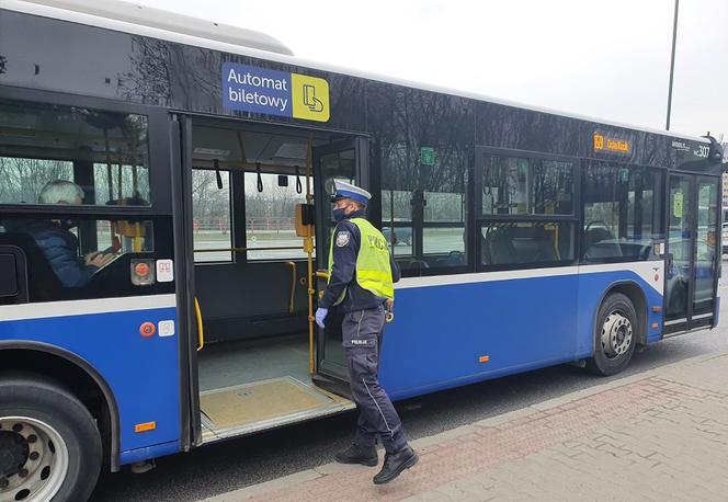 Policja kontroluje przestrzeganie obostrzeń w Krakowie