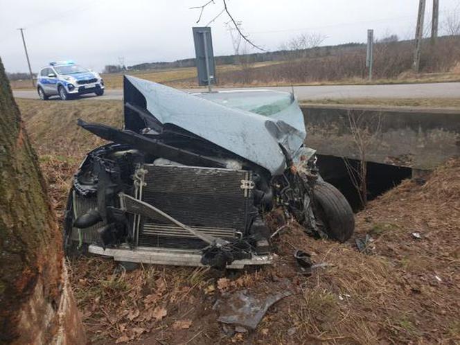 18-latek roztrzaskał Audi Q7. Był pijany i nie miał prawa jazdy