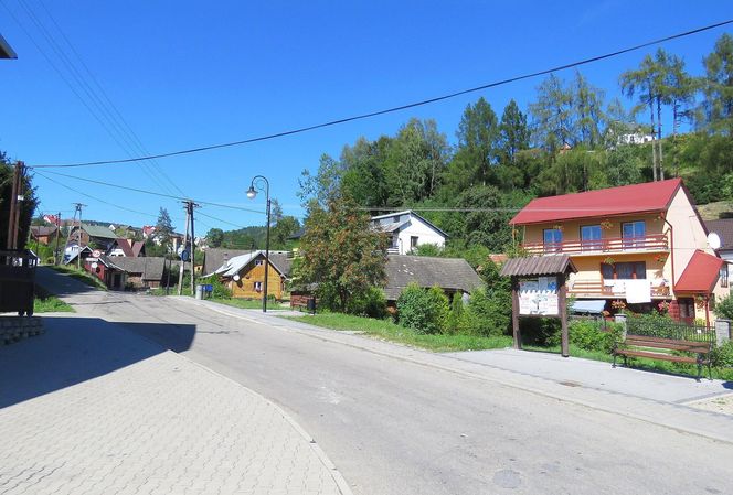 To jedna z najmniejszych małopolskich wsi. Kiedyś król Polski podarował ją biskupowi z Krakowa 