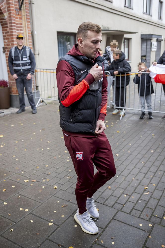 Reprezentacja zmokła na spacerze. Lewandowski się krył przed deszczem
