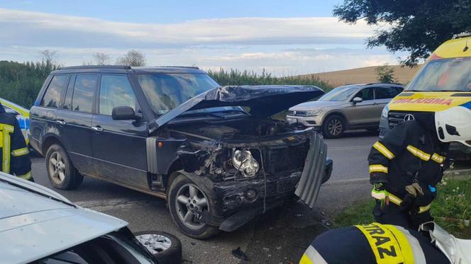 Poważny wypadek pod Dzierżoniowem. Zderzyły się trzy auta, są ranni 