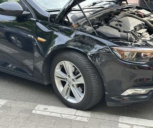 Motocyklista zderzył się z oplem i walnął w forda. Poważny wypadek na Pradze-Północ kont. Warszawa