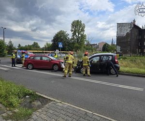 Poważny wypadek w Chorzowie. Zderzyły się trzy samochody osobowe. Są ranni