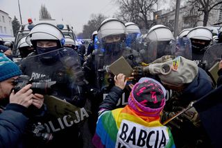 Babcia Kasia kontra furgonetka antyaborcyjna! Policjanci wynieśli aktywistkę!