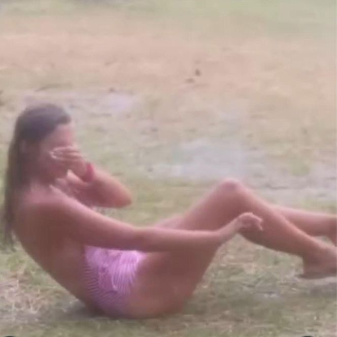 Agnieszka Kaczorowska tapla się w kałuży i rozprawia o życiu. Inspiracja?