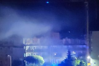 Kłęby dymu nad blokiem, który spłonął w Ząbkach. Co się stało?