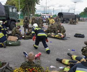 Efektowne ćwiczenia WOT w Czernikowie pod Toruniem. Scenariusz zakładał atak przeciwnika na szkołę z kilkudziesięcioma uczniami