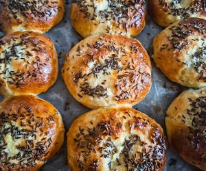 Domowe bułki podkręcam kminkiem i solą. W tej wersji pasują do każdego dania 