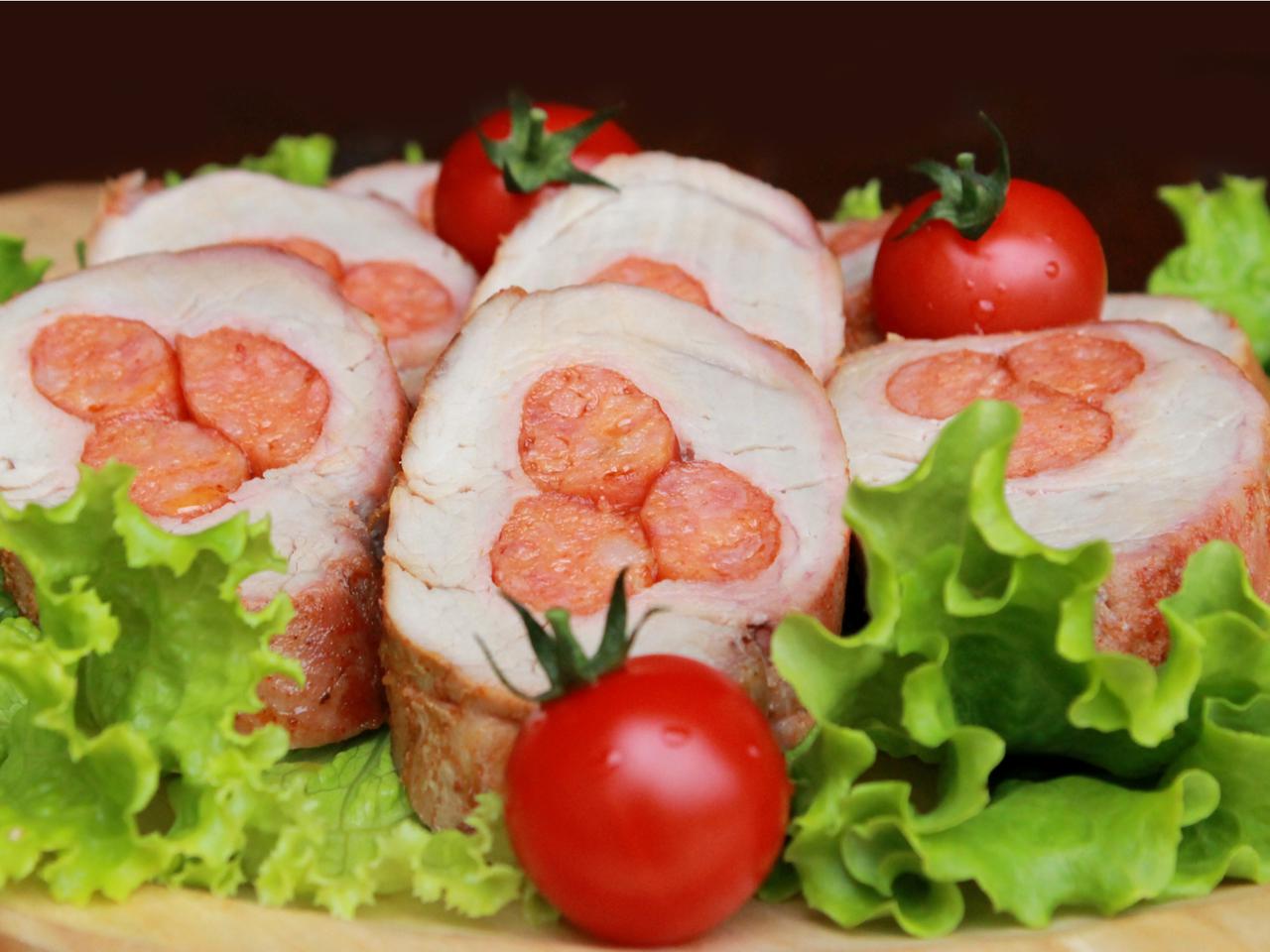 Rolady schabowe nadziewane frankfuterkami: super przepis na rodzinny obiad