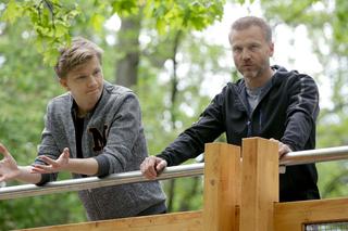 M jak miłość odcinek 1459. Andrzej Budzyński (Krystian Wieczorek), Łukasz (Jakub Józefowicz)