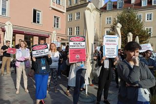 Poznańscy urzędnicy chcą podwyżki. Zebrali się na pikiecie