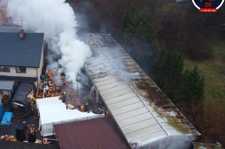 Potężny pożar stolarni pod Warszawą. Gęsty dym widać było z daleka