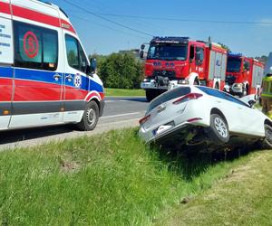 Wypadek na DK 42 w Parszowie. Auto wylądowało w rowie