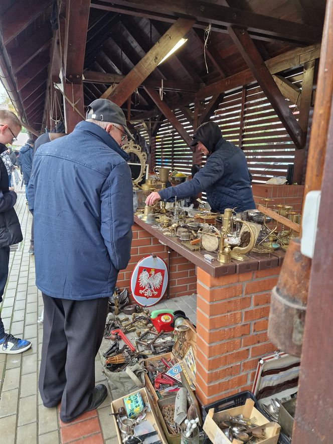 Pchli targ z Pucku. Mimo złej pogody, sporo chętnych. Zobaczcie tylko, co udało nam się kupić!