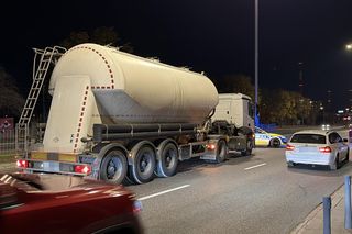 Wbiegł prosto pod cysternę i przeleciał kilkanaście metrów! Stan krytyczny