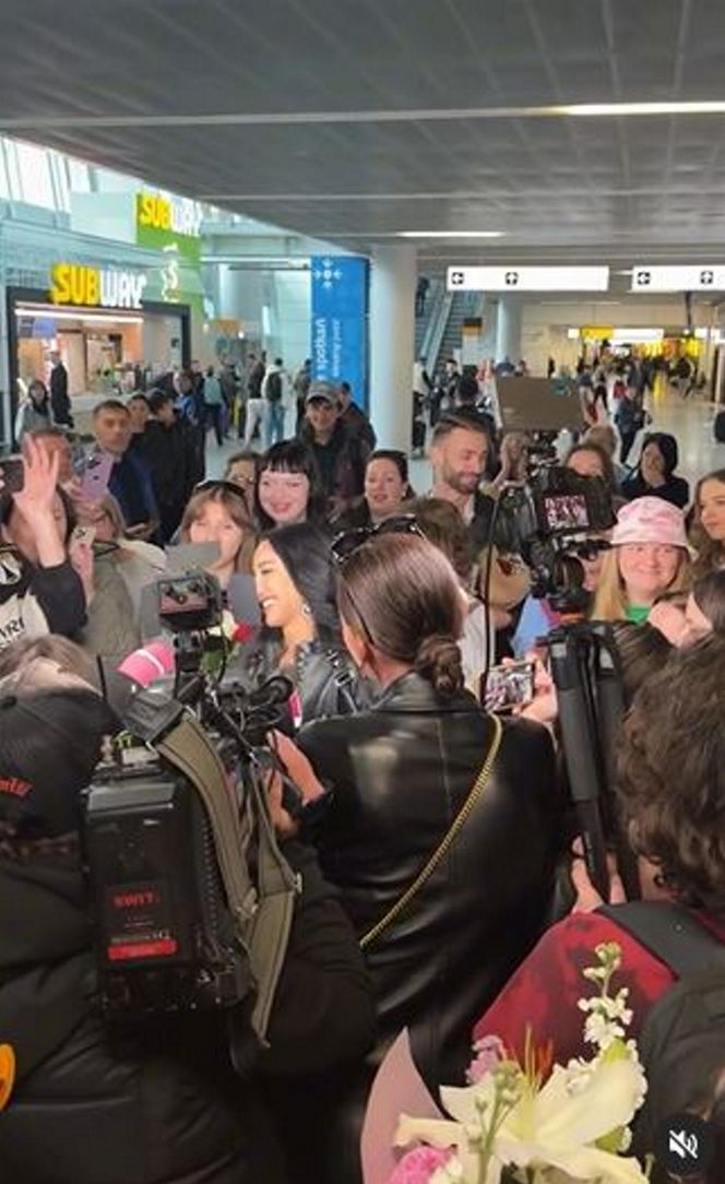 Tak fani powitali Justynę Steczkowską na lotnisku. Były łzy i tulenie. "Byłaś najlepsza"!