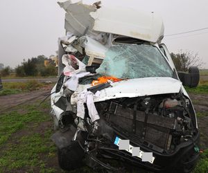 Bus wbił się w tył przyczepy traktora! O krok od tragedii na DK 62