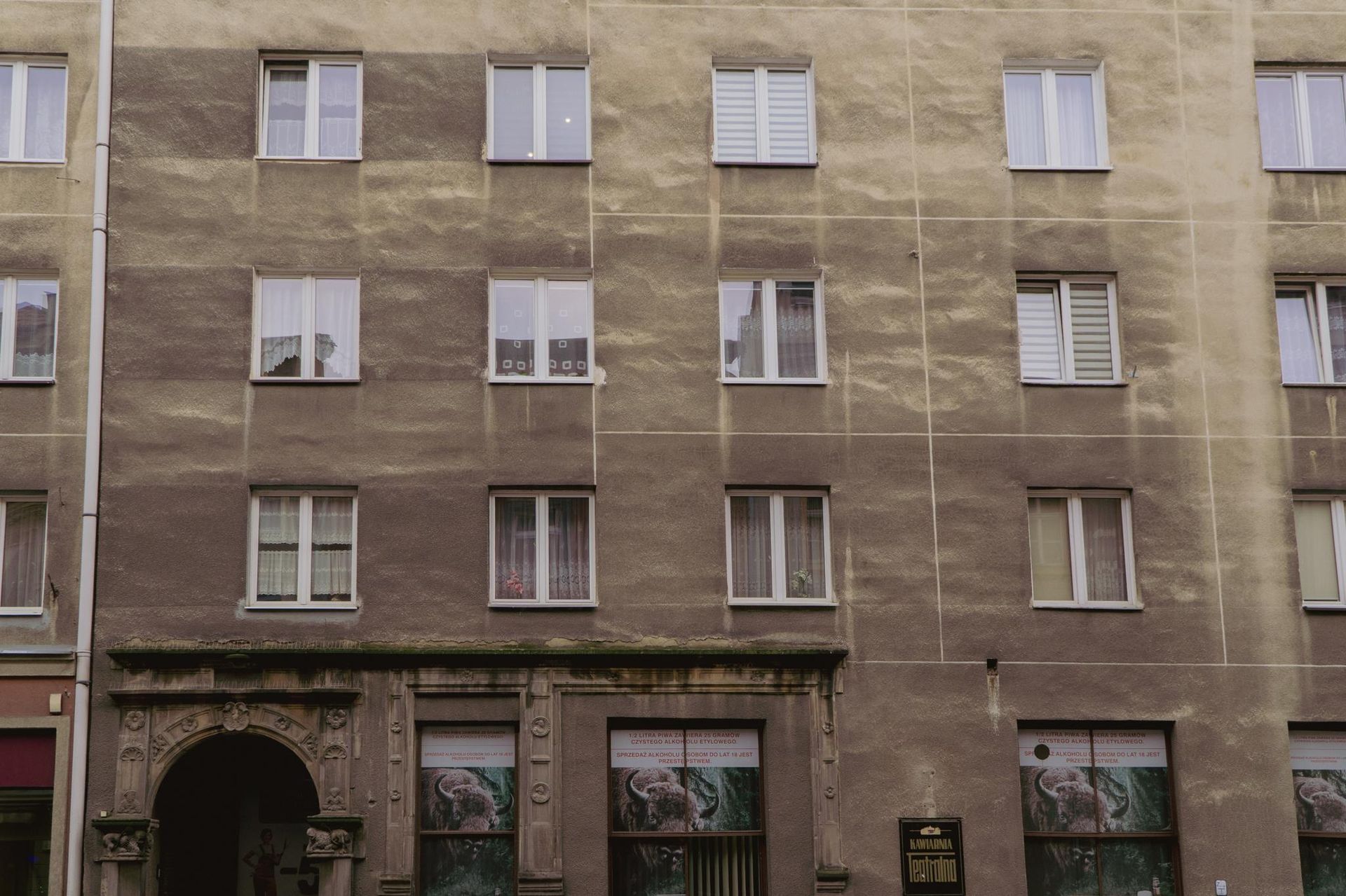 Renesansowy portal w bloku w Świdnicy