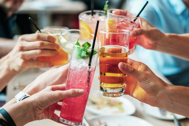 Alarmujące dane. Coraz młodsi sięgają po alkohol 