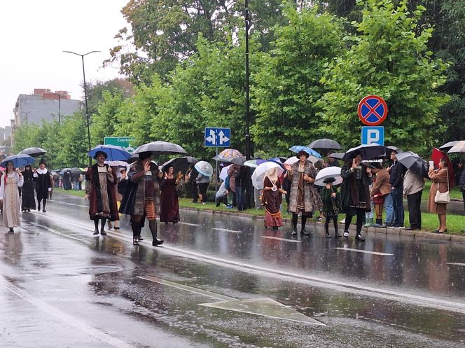 Pochód Gwarkowski 2025 w strugach deszczu