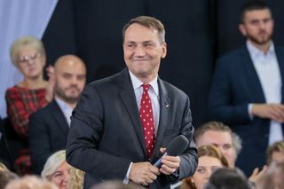 Ukraina nie dotrzymała słowa. Sikorski publikuje raport 