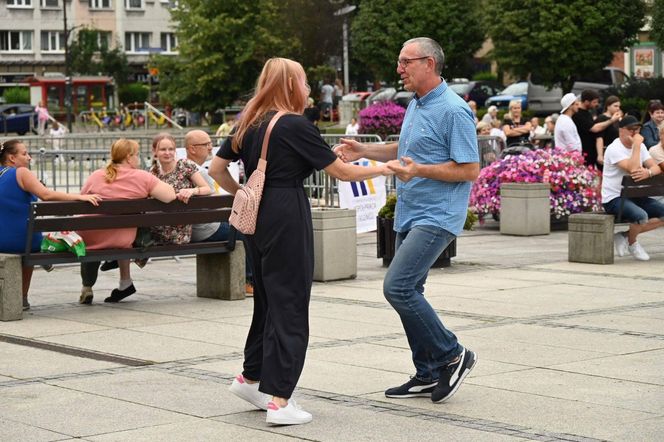 Ruda Śląska tańczy jak dawniej. Międzypokoleniowa potańcówka na rynku porwała tłumy