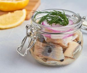 Tomek Strzelczyk nie dodaje octu do śledzi. Tajemnicą jego przepisu jest inny składnik