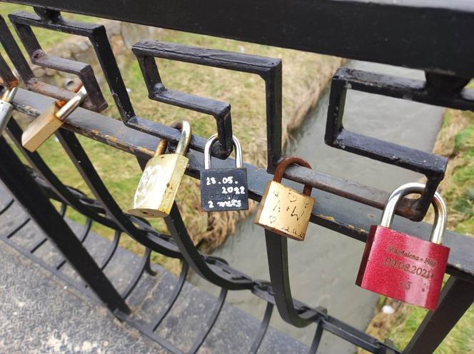 Tak wygląda most zakochanych w Tarnowie. W pobliżu jest zapomniana kapliczka św. Walentego