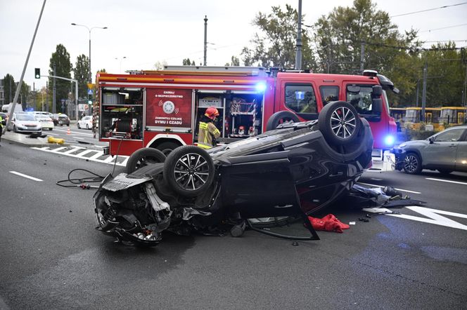 Dachowanie w Warszawie! Wcześniej na tej ulicy doszło do śmiertelnej masakry
