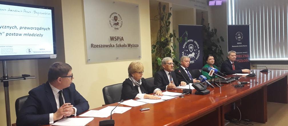 randki w grupie młodzieżowej23 randki 30-letni