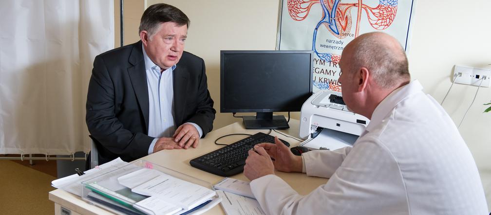 Na Wspólnej odc. 2003. Włodek Zięba (Mieczysław Hryniewicz), lekarz (Marek Sawicki)